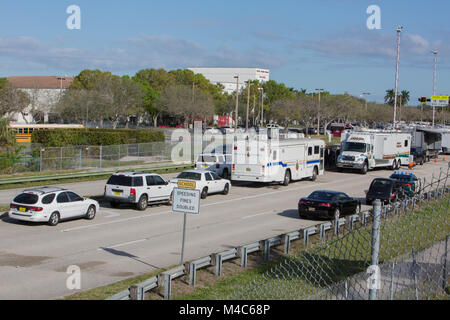 Parkland, USA. 15 Feb, 2018. Foto am 13.02.15, 2018 zeigt Marjory Stoneman Douglas High School in einer Parklandschaft, Broward County, Florida, USA. 17 Menschen wurden getötet und mehr als ein Dutzend andere verwundet wurden, nachdem ein 19-jähriger Amokläufer brand Mittwoch an der High School eröffnet, sagten die Behörden. Credit: Monica McGivern/Xinhua/Alamy leben Nachrichten Stockfoto