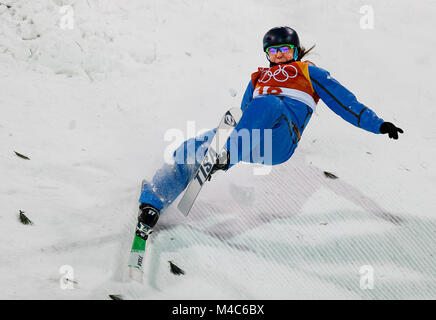 Pyeongchang, Südkorea. 15 Feb, 2018. Olga Polyuk der Ukraine landet während Freestyle Aerials der Frauen in PyeongChang 2018 Winter-olympischen Spiele bei Phoenix Snow Park am Donnerstag, den 15. Februar 2018. Credit: Paul Kitagaki jr./ZUMA Draht/Alamy leben Nachrichten Stockfoto