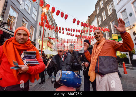 London, Großbritannien. 15. Februar 2018. Ein Hase Krishna Gruppe tanzt seinen Weg durch Gerrard Street als Laternen und Dekorationen in Chinatown vor der Feier des Jahres der Hund eingestellt wurden. Am 18. Februar, dem traditionellen chinesischen Neue Jahr Parade findet, zusammen mit Lion Tänzer und andere Unterhaltungen Zeichnung Zehntausende Londonern und Touristen in das Gebiet. Credit: Stephen Chung/Alamy leben Nachrichten Stockfoto