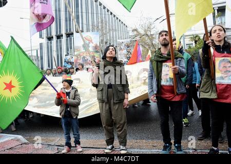 Athen, Griechenland. 15 Feb, 2018. Kurdische Demonstranten bei der Vorführung gesehen. Hunderte von Kurden in Athen wegen der Verhaftung der Führer der PKK, Abdullah Otsalan, demonstrierte vor neunzehn Jahren von der türkischen Regierung. Credit: Giorgos Zachos/SOPA/ZUMA Draht/Alamy leben Nachrichten Stockfoto