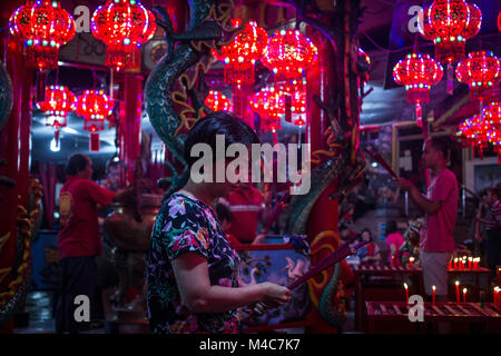 Jakarta, Jakarta, Indonesien. 14 Feb, 2013. Indonesier chinesischer Abstammung betet mit Räucherwerk und Räucherstäbchen für Glück das chinesische Mondjahr an Amurva Bhumi Tempel in Jakarta, Indonesien am Donnerstag, den 15. Februar 2018 um Mitternacht zu markieren. Das chinesische Mondjahr, auch genannt das Frühlingsfest, fällt am 16. Februar 2018, dem ersten Tag des auf das Jahr des Hundes. Credit: Afriadi Hikmal/ZUMA Draht/Alamy leben Nachrichten Stockfoto