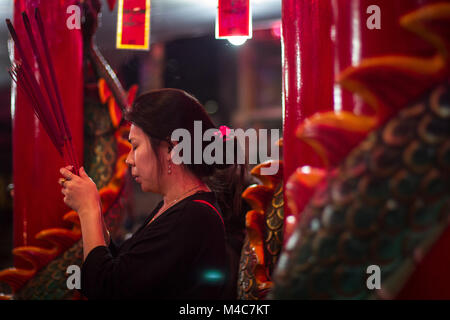 Jakarta, Jakarta, Indonesien. 14 Feb, 2013. Indonesier chinesischer Abstammung betet mit Räucherwerk und Räucherstäbchen für Glück das chinesische Mondjahr an Amurva Bhumi Tempel in Jakarta, Indonesien am Donnerstag, den 15. Februar 2018 um Mitternacht zu markieren. Das chinesische Mondjahr, auch genannt das Frühlingsfest, fällt am 16. Februar 2018, dem ersten Tag des auf das Jahr des Hundes. Credit: Afriadi Hikmal/ZUMA Draht/Alamy leben Nachrichten Stockfoto