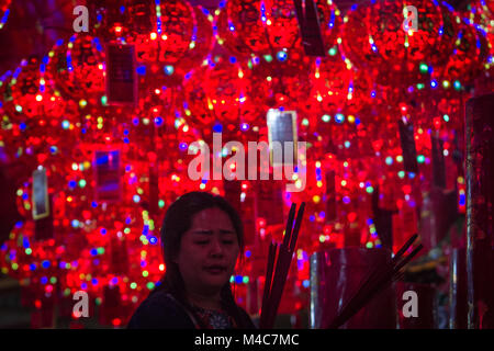 Jakarta, Jakarta, Indonesien. 14 Feb, 2013. Indonesier chinesischer Abstammung betet mit Räucherwerk und Räucherstäbchen für Glück das chinesische Mondjahr an Amurva Bhumi Tempel in Jakarta, Indonesien am Donnerstag, den 15. Februar 2018 um Mitternacht zu markieren. Das chinesische Mondjahr, auch genannt das Frühlingsfest, fällt am 16. Februar 2018, dem ersten Tag des auf das Jahr des Hundes. Credit: Afriadi Hikmal/ZUMA Draht/Alamy leben Nachrichten Stockfoto