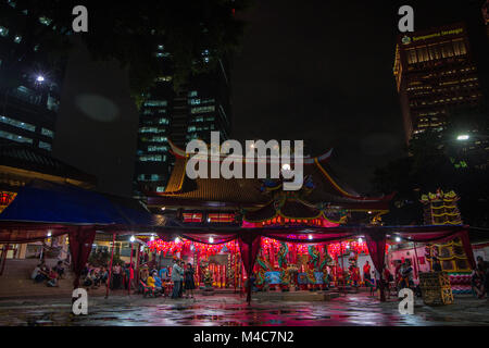 Jakarta, Jakarta, Indonesien. 14 Feb, 2013. Indonesier chinesischer Abstammung betet mit Räucherwerk und Räucherstäbchen für Glück das chinesische Mondjahr an Amurva Bhumi Tempel in Jakarta, Indonesien am Donnerstag, den 15. Februar 2018 um Mitternacht zu markieren. Das chinesische Mondjahr, auch genannt das Frühlingsfest, fällt am 16. Februar 2018, dem ersten Tag des auf das Jahr des Hundes. Credit: Afriadi Hikmal/ZUMA Draht/Alamy leben Nachrichten Stockfoto