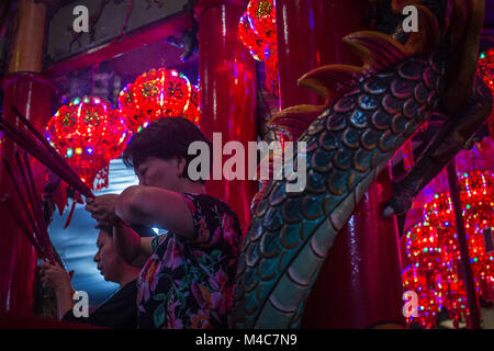 Jakarta, Jakarta, Indonesien. 14 Feb, 2013. Indonesier chinesischer Abstammung betet mit Räucherwerk und Räucherstäbchen für Glück das chinesische Mondjahr an Amurva Bhumi Tempel in Jakarta, Indonesien am Donnerstag, den 15. Februar 2018 um Mitternacht zu markieren. Das chinesische Mondjahr, auch genannt das Frühlingsfest, fällt am 16. Februar 2018, dem ersten Tag des auf das Jahr des Hundes. Credit: Afriadi Hikmal/ZUMA Draht/Alamy leben Nachrichten Stockfoto