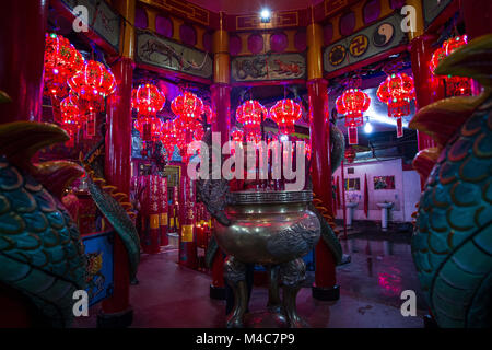 Jakarta, Jakarta, Indonesien. 14 Feb, 2013. Indonesier chinesischer Abstammung betet mit Räucherwerk und Räucherstäbchen für Glück das chinesische Mondjahr an Amurva Bhumi Tempel in Jakarta, Indonesien am Donnerstag, den 15. Februar 2018 um Mitternacht zu markieren. Das chinesische Mondjahr, auch genannt das Frühlingsfest, fällt am 16. Februar 2018, dem ersten Tag des auf das Jahr des Hundes. Credit: Afriadi Hikmal/ZUMA Draht/Alamy leben Nachrichten Stockfoto