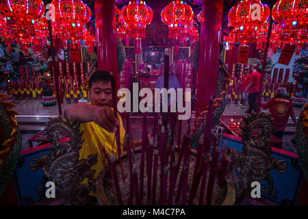 Jakarta, Jakarta, Indonesien. 14 Feb, 2013. Indonesier chinesischer Abstammung betet mit Räucherwerk und Räucherstäbchen für Glück das chinesische Mondjahr an Amurva Bhumi Tempel in Jakarta, Indonesien am Donnerstag, den 15. Februar 2018 um Mitternacht zu markieren. Das chinesische Mondjahr, auch genannt das Frühlingsfest, fällt am 16. Februar 2018, dem ersten Tag des auf das Jahr des Hundes. Credit: Afriadi Hikmal/ZUMA Draht/Alamy leben Nachrichten Stockfoto