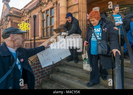 London, Großbritannien. 15. Februar 2018. Bibliothek Mitkämpfer verlassen das denkmalgeschützte Carnegie Library nach Unison Sicherheitsinspektoren ihnen gesagt es ist unsicher. Lambeth Rat neu eröffnet das Gebäude 15 Minuten früher als vorübergehende Maßnahme im Vorfeld der Kommunalwahlen. Credit: Peter Marschall/Alamy leben Nachrichten Stockfoto