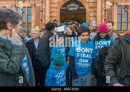 London, Großbritannien. 15. Februar 2018. Bibliothek Mitkämpfer verlassen das denkmalgeschützte Carnegie Library nach Unison Sicherheitsinspektoren ihnen gesagt es ist unsicher. Lambeth Rat neu eröffnet das Gebäude 15 Minuten früher als vorübergehende Maßnahme im Vorfeld der Kommunalwahlen. Credit: Peter Marschall/Alamy leben Nachrichten Stockfoto