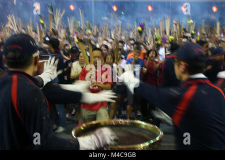 Singapur. 16 Feb, 2018. Anhänger rush Räucherstäbchen in einer Urne um Mitternacht am Kwan Im Thong Hood Cho Tempel in Waterloo Street in Singapur, Jan. 16, 2018. Credit: Dann Chih Wey/Xinhua/Alamy leben Nachrichten Stockfoto