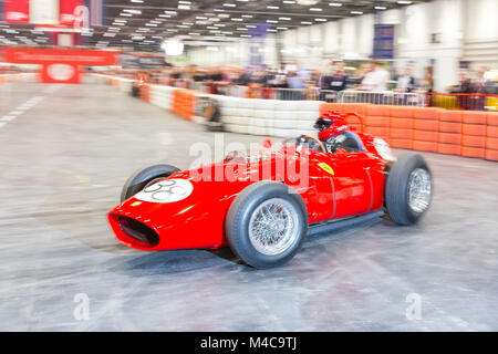 ExCel, London, 15. Feb 2018. Ein 1959 Ferrari Dino 246 F1-Rennen. Der London Classic Car Show eröffnet größten klassischen Autos der Welt zu feiern, mit 700 der besten Autos, sowie Grand Avenue mit Autos nach unten zur Schau. Credit: Imageplotter Nachrichten und Sport/Alamy leben Nachrichten Stockfoto