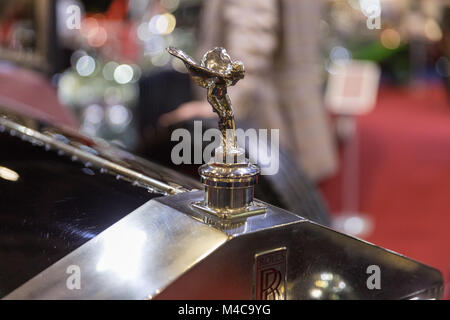 Der Geist der Ekstase, auch Emily, Flying Lady oder silberne Lady genannt, ist die Motorhaube Ornament auf Rolls-Royce, Detail geschossen, die auf der London Classic Car Show 2018 Stockfoto