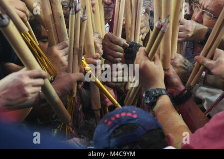 (180216) - Singapur, Februar 16, 2018 (Xinhua) - Devotees Warten auf Mitternacht Räucherstäbchen in Urnen am Kwan Im Thong Hood Cho Tempel in Waterloo Street in Singapur, Jan. 15, 2018. (Xinhua / Dann Chih Wey) Stockfoto