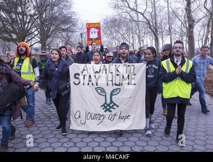 New York, USA. 15 Feb, 2018. Träumer (DACA Empfänger) "Ein Spaziergang zu Hause zu bleiben." März beginnt am Battery Park in NEW YORK CITY für Washington, D.C. leitete ihre Notlage zu veröffentlichen und haben Kongress das Richtige tun und diese jungen Leute permanent Residence & einen Pfad geben auf Staatsbürgerschaft in den USA. Quelle: David Grossman/Alamy leben Nachrichten Stockfoto