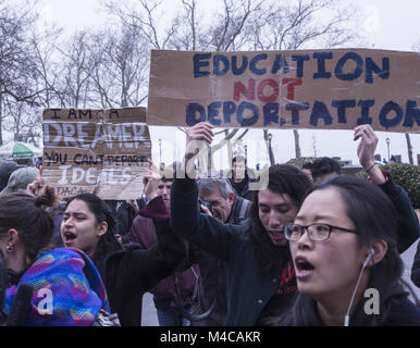 New York, USA. 15 Feb, 2018. Träumer (DACA Empfänger) "Ein Spaziergang zu Hause zu bleiben." März beginnt am Battery Park in NEW YORK CITY für Washington, D.C. leitete ihre Notlage zu veröffentlichen und haben Kongress das Richtige tun und diese jungen Leute permanent Residence & einen Pfad geben auf Staatsbürgerschaft in den USA. Quelle: David Grossman/Alamy leben Nachrichten Stockfoto