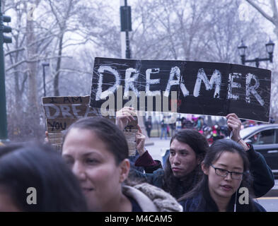 New York, USA. 15 Feb, 2018. Träumer (DACA Empfänger) "Ein Spaziergang zu Hause zu bleiben." März beginnt am Battery Park in NEW YORK CITY für Washington, D.C. leitete ihre Notlage zu veröffentlichen und haben Kongress das Richtige tun und diese jungen Leute permanent Residence & einen Pfad geben auf Staatsbürgerschaft in den USA. Quelle: David Grossman/Alamy leben Nachrichten Stockfoto