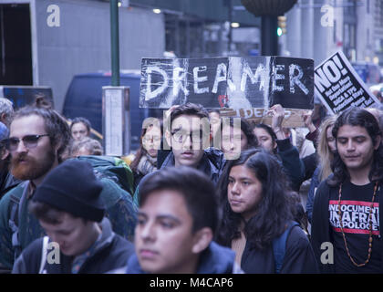 New York, USA. 15 Feb, 2018. Träumer (DACA Empfänger) "Ein Spaziergang zu Hause zu bleiben." März beginnt am Battery Park in NEW YORK CITY für Washington, D.C. leitete ihre Notlage zu veröffentlichen und haben Kongress das Richtige tun und diese jungen Leute permanent Residence & einen Pfad geben auf Staatsbürgerschaft in den USA. Quelle: David Grossman/Alamy leben Nachrichten Stockfoto