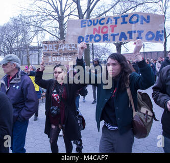 New York, USA. 15 Feb, 2018. Träumer (DACA Empfänger) "Ein Spaziergang zu Hause zu bleiben." März beginnt am Battery Park in NEW YORK CITY für Washington, D.C. leitete ihre Notlage zu veröffentlichen und haben Kongress das Richtige tun und diese jungen Leute permanent Residence & einen Pfad geben auf Staatsbürgerschaft in den USA. Quelle: David Grossman/Alamy leben Nachrichten Stockfoto