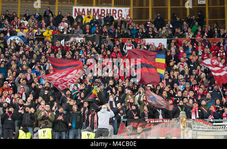 Neapel, Kampanien, Italien. 15 Feb, 2018. Fans von lipsia vor dem UEFA Europa League Spiel zwischen SSC Napoli und RB Lipsia in San Paolo Stadions. Credit: Ernesto Vicinanza/SOPA/ZUMA Draht/Alamy leben Nachrichten Stockfoto