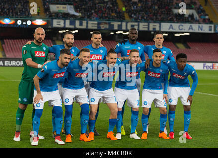 Neapel, Kampanien, Italien. 15 Feb, 2018. Team Line-ups während der UEFA Europa League Hinspiel Match zwischen SSC Napoli und RB Lipsia in San Paolo Stadions. Credit: Ernesto Vicinanza/SOPA/ZUMA Draht/Alamy leben Nachrichten Stockfoto