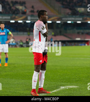 Neapel, Kampanien, Italien. 15 Feb, 2018. Naiby Keita der Lipsia in Aktion während der UEFA Europa League Spiel zwischen SSC Napoli und RB Lipsia in San Paolo Stadions. Credit: Ernesto Vicinanza/SOPA/ZUMA Draht/Alamy leben Nachrichten Stockfoto