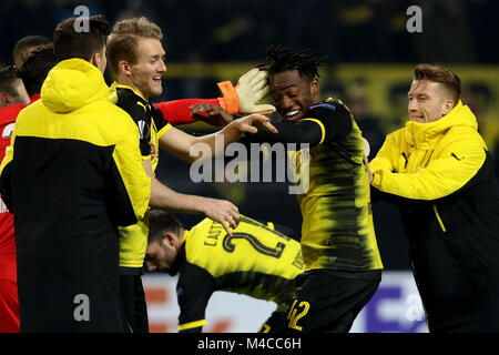 Dortmund, Deutschland. 15 Feb, 2018. Spieler von Dortmund feiern, nachdem die UEFA Europa League Runde der 32 ersten Bein Fußball Spiel zwischen Borussia Dortmund und Atlanta BC in Dortmund, Deutschland, Feb.15, 2018. Dortmund gewann 3-2. Quelle: Joachim Bywaletz/Xinhua/Alamy leben Nachrichten Stockfoto