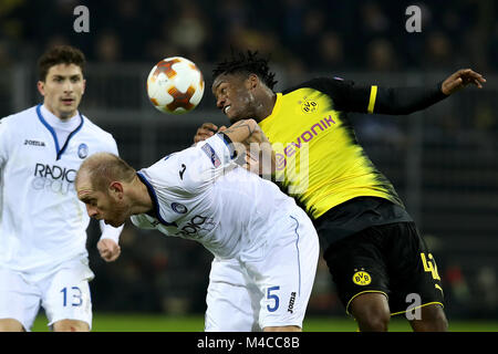 Dortmund, Deutschland. 15 Feb, 2018. Michy Batshuayi (R) von Dortmund Mias mit Andrea Masiello von Atlanta (C) während der UEFA Europa League Runde der 32 ersten Bein Fußball Spiel zwischen Borussia Dortmund und Atlanta BC in Dortmund, Deutschland, Feb.15, 2018. Dortmund gewann 3-2. Quelle: Joachim Bywaletz/Xinhua/Alamy leben Nachrichten Stockfoto