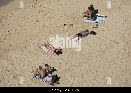 Honolulu, Hawaii, USA. 16 Dez, 2017. Ein Betrachtungswinkel von sonnenanbeter den Tag in Kaimana Beach, Honolulu, Hawaii. Der Strand ist auch als Sans Souci Strand bekannt und beliebt bei Einheimischen als auch Touristen. Credit: bayne Stanley/ZUMA Draht/Alamy leben Nachrichten Stockfoto