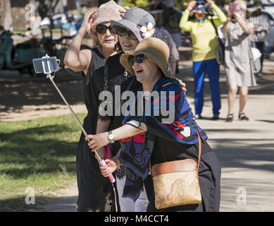 Honolulu, Hawaii, USA. 16 Dez, 2017. Touristen aus Asien stoppen zu einer Gruppe selfie Foto mit einem Smartphone auf einem selfie Stick, Waikiki, Honolulu. Credit: bayne Stanley/ZUMA Draht/Alamy leben Nachrichten Stockfoto