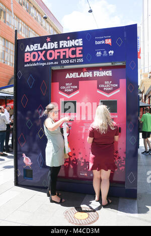 Adelaide, Australien. 16 Feb, 2018. Mitglieder der öffentlichen Warteschlange Tickets von einem Kiosk auf der Rundle Mall für das Adelaide Fringe Festival des weltweit größten jährlichen Arts Festival, das am 16. Februar beginnt und läuft bis zum 18. März 2018 verfügt über mehr als 5.000 Künstler aus Australien und der ganzen Welt Credit: Amer ghazzal/Alamy leben Nachrichten Stockfoto