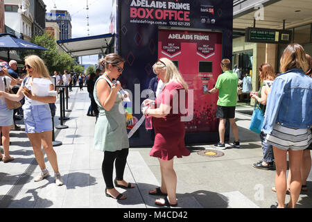 Adelaide, Australien. 16 Feb, 2018. Mitglieder der öffentlichen Warteschlange Tickets von einem Kiosk auf der Rundle Mall für das Adelaide Fringe Festival des weltweit größten jährlichen Arts Festival, das am 16. Februar beginnt und läuft bis zum 18. März 2018 verfügt über mehr als 5.000 Künstler aus Australien und der ganzen Welt Credit: Amer ghazzal/Alamy leben Nachrichten Stockfoto