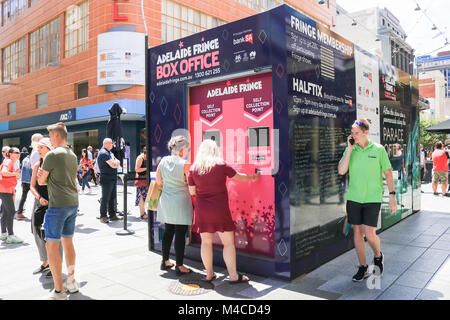 Adelaide, Australien. 16 Feb, 2018. Mitglieder der öffentlichen Warteschlange Tickets von einem Kiosk auf der Rundle Mall für das Adelaide Fringe Festival des weltweit größten jährlichen Arts Festival, das am 16. Februar beginnt und läuft bis zum 18. März 2018 verfügt über mehr als 5.000 Künstler aus Australien und der ganzen Welt Credit: Amer ghazzal/Alamy leben Nachrichten Stockfoto