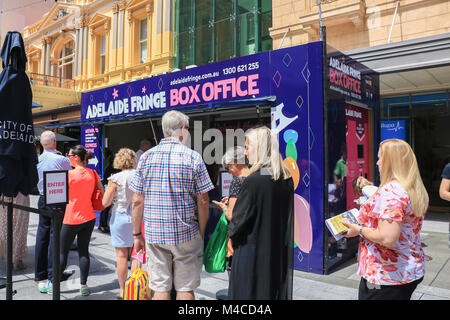 Adelaide, Australien. 16 Feb, 2018. Mitglieder der öffentlichen Warteschlange Tickets von einem Kiosk auf der Rundle Mall für das Adelaide Fringe Festival des weltweit größten jährlichen Arts Festival, das am 16. Februar beginnt und läuft bis zum 18. März 2018 verfügt über mehr als 5.000 Künstler aus Australien und der ganzen Welt Credit: Amer ghazzal/Alamy leben Nachrichten Stockfoto