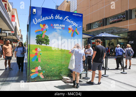 Adelaide, Australien. 16 Feb, 2018. Mitglieder der öffentlichen Warteschlange Tickets von einem Kiosk auf der Rundle Mall für das Adelaide Fringe Festival des weltweit größten jährlichen Arts Festival, das am 16. Februar beginnt und läuft bis zum 18. März 2018 verfügt über mehr als 5.000 Künstler aus Australien und der ganzen Welt Credit: Amer ghazzal/Alamy leben Nachrichten Stockfoto