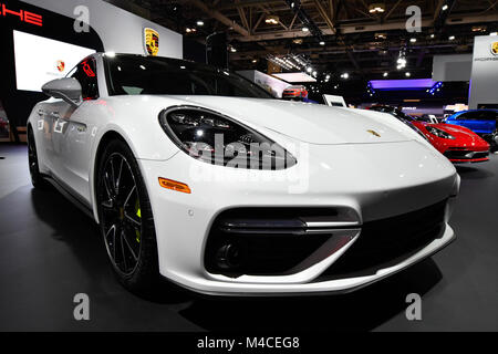 Toronto, Kanada. Februar 15, 2018. Porsche Panamera E-Hybrid auf der Internationalen Autoshow 2018 Kanadische Medien Vorschau Tag der Metro Toronto Convention Centre. Dominic Chan/EXimages Stockfoto