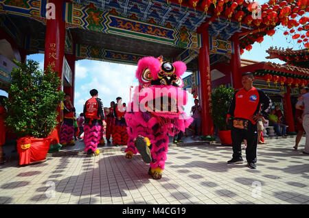 Kuala Lumpur, Malaysia. 16 Feb, 2018. Lion Dance während des chinesischen neuen Jahres Feier in Thean Hou Tempel. Credit: Nokuro/Alamy leben Nachrichten Stockfoto