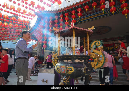 Kuala Lumpur, Malaysia. 16 Feb, 2018. Mann während des chinesischen neuen Jahres Feier in Thean Hou Tempel zu beten. Credit: Nokuro/Alamy leben Nachrichten Stockfoto