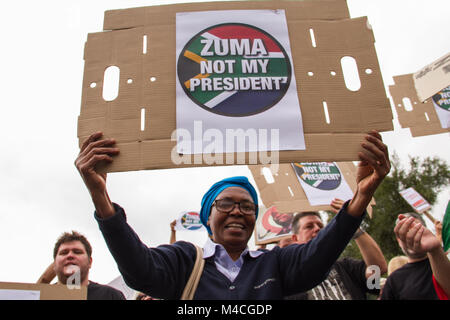 Johannesburg, Südafrika. 7 Apr, 2017. Eine weibliche Demonstrant gesehen mit einem Plakat, das ''Zuma nicht mein Präsident'' während der Demonstration. Tausend der Südafrikaner der Protest kam "Zuma" fällt, in Johannesburg muss. Präsident Jacob Zuma angekündigt, über seinen Rücktritt im nationalen Fernsehen am 14. Februar 2018 Nach intensivem Druck über Behauptungen auf der Zustandserfassung und Korruption abzufinden. Cyril Ramaphosa war als neuer Präsident von Südafrika, die das Parlament in Kapstadt, 15. Februar 2018 vereidigt. Credit: Bonifatius Muthoni/SOPA/ZUMA Draht/Alamy leben Nachrichten Stockfoto