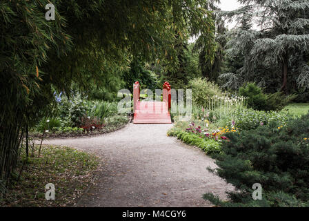 Rote Braut in Botanischen Gärten, Zagreb, Kroatien. Umgeben von Blumen und Bäumen Stockfoto