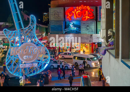 CANCUN, MEXIKO - 10. JANUAR 2018: Unbekannter Menschen im Freien von Hard Rock Cafe in Cancun beim Forum Center in Cancun Hotel Zone genießen das Nachtleben Stockfoto