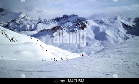 Panoramablick auf die Alpen Winterlandschaft von Pisten, off piste Skifahren, Snowboarden im Französischen Courchevel, Les Trois Vallees, an einem verschneiten Tag. Stockfoto