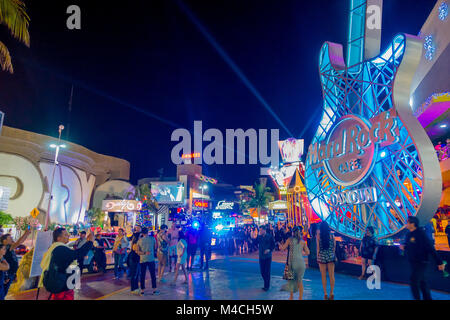 CANCUN, MEXIKO - 10. JANUAR 2018: die Masse der Leute genießen das Nachtleben im Freien von Hard Rock Cafe in Cancun beim Forum Center in Cancun Hotel Zone Stockfoto
