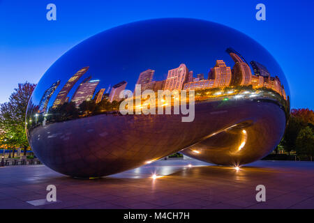 Die Skyline von Chicago spiegelt sich in der Edelstahlskulptur Cloud Gate wider. Stockfoto