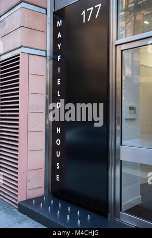 London, Großbritannien. 10. Februar, 2018. Metall Spitzen häufig verwendeten Rough Sleepers außerhalb einer renoviertes Haus in Shaftesbury Avenue abzuhalten. Stockfoto