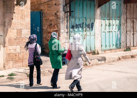 Von Hebron, der König von Israel - August 04, 2010: Horizontale Bild der muslimischen Frauen in den Straßen von Hebron, der König von Israel. Stockfoto