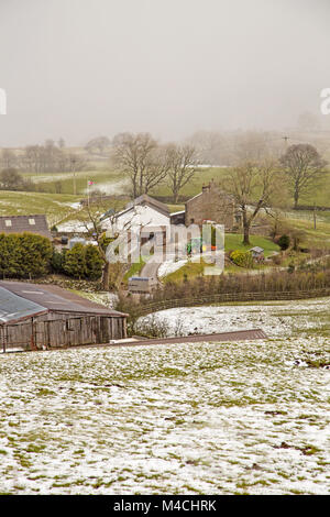Eine verschneite Dales Bauernhof mit Schnee shoers hinter Stockfoto