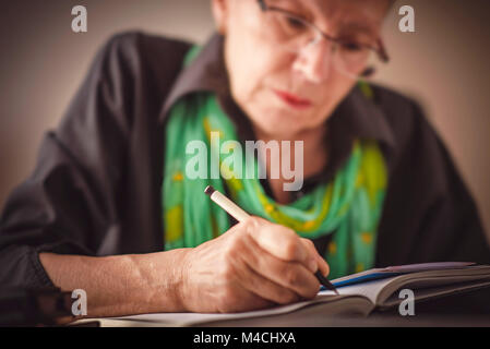 Schreiben Sie einen Termin im Notebook Stockfoto