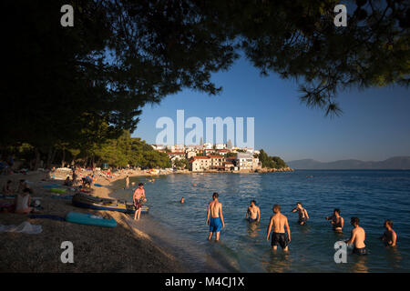 Die podaca Kiesel-strand (Dalmatien - Kroatien), im Sommer. Split-dalmatien County. Plage de Galets de Podaca, en Été (Dalmatie, Kroatien). Podace. Stockfoto