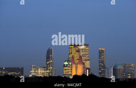 Skyline von Den Haag, Den Haag, Niederlande mit Wolkenkratzern in der Nacht Stockfoto
