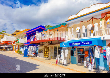 PLAYA DEL CARMEN, Mexiko - Januar 10, 2017: Unbekannter Touristen zu Fuß in den Straßen von Playa del Carmen. Etwa 2 Millionen Touristen pro Jahr besuchen, Playa del Carmen und seine Umgebung Stockfoto